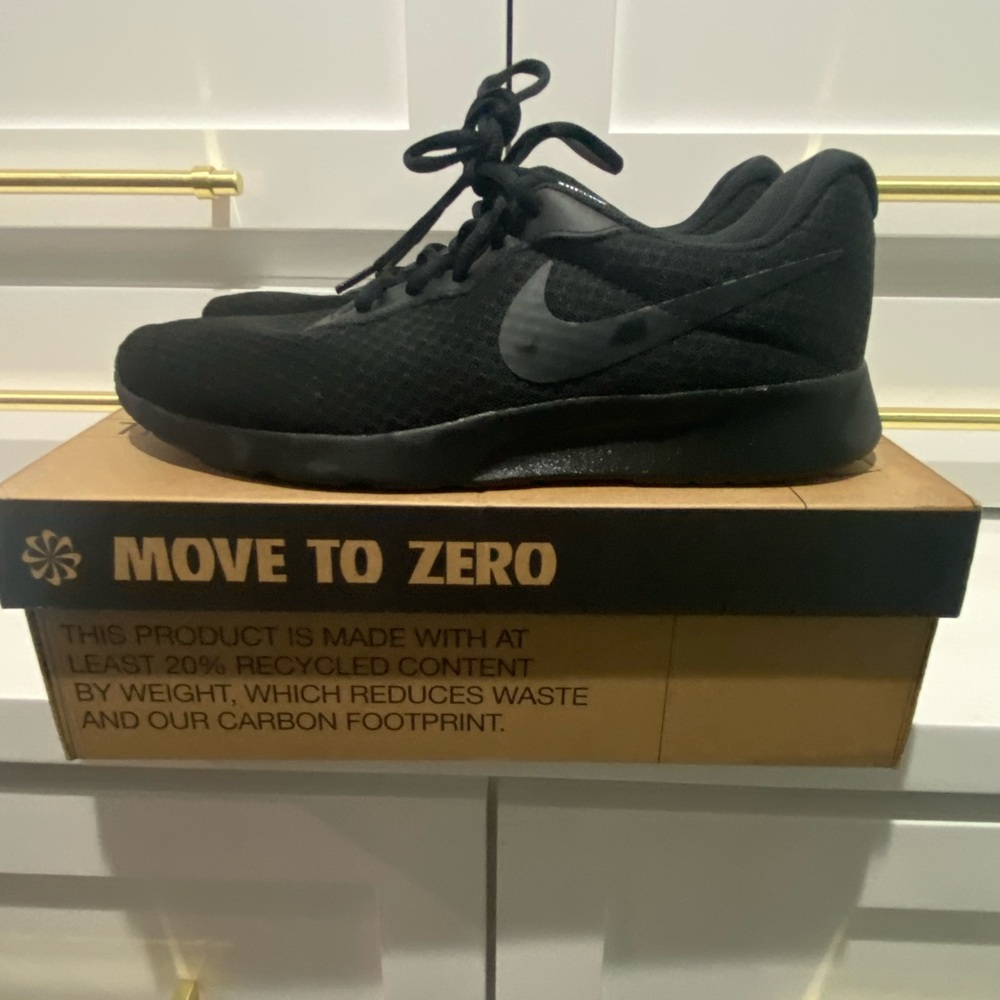 Nike TANJUN Size 10.5 Black